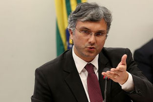 Ministro diz que projeção de salário mínimo em R$ 1.002 está mantida