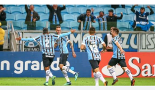 Grêmio vence Defensor e fecha na liderança do grupo