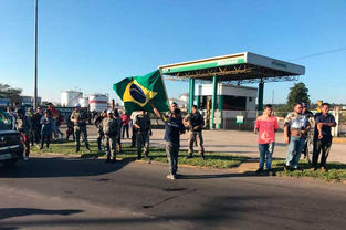 Caminhões com combustível começam a sair da Refap, em Canoas