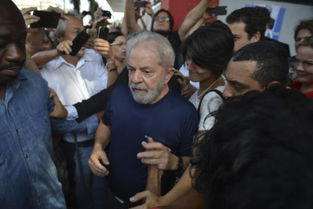 Força-tarefa diz que frigobar pedido por Lula em cela é 'regalia'