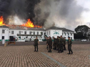 Fogo consome piso superior do pavilhão de prédio do Exército de São Leopoldo