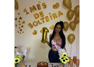 Jovem faz festa de 1 mês de solteira e viraliza nas redes sociais