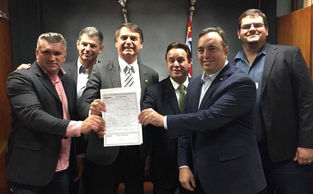 Bolsonaro assina compromisso de filiação ao PEN, futuro Patriota