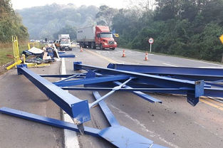 Caminhão perde parte da carga na RSC-287