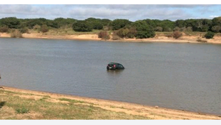 Carro cai em rio na Praia dos Ingazeiras em Rio Pardo