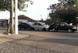 Colisão tripla na Av. João Neves da Fontoura