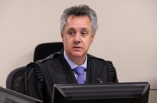 Relator da Lava Jato no TRF4 suspende soltura do ex-presidente Lula