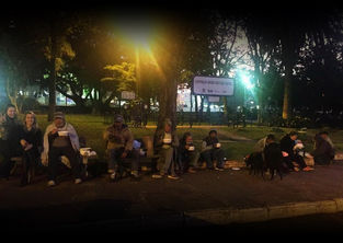 Voluntárias distribuem sopão a moradores de rua de Cachoeira do Sul