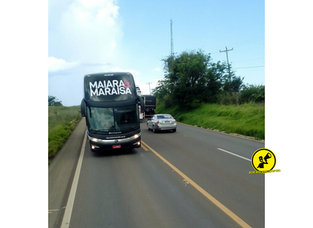 TÁ CHEGANDO A HORA! Ônibus de Maiara e Maraisa acaba de chegar a cidade