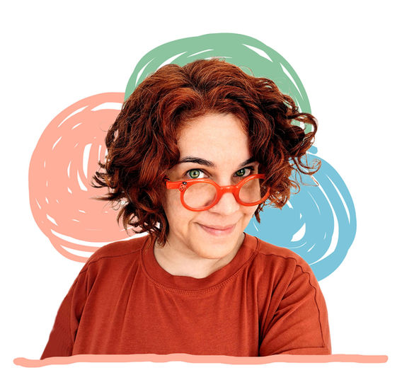 Imagem de Clara Gomes, uma mulher branca, de cabelos avermelhados, olhos verdes e óculos de aro vermelho, com uma joaninha. Ela sorri olhando para o público.