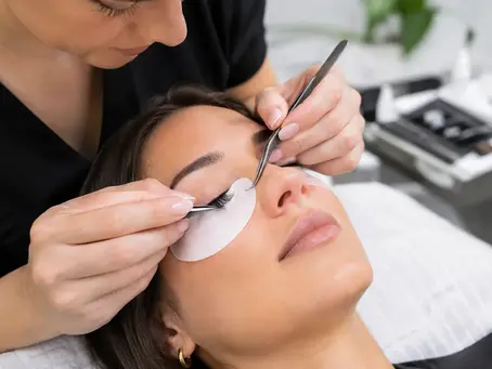 Wimperextensions voor rechte wimpers: wat werkt?