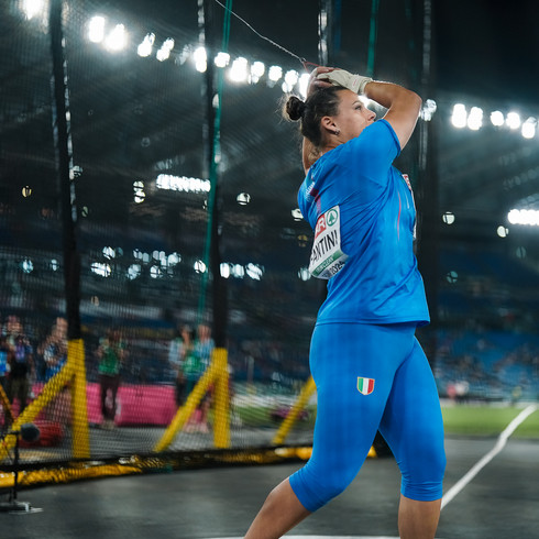 Sara Fantini, simbolo della lotta contro gli stereotipi nello sport, durante una gara di lancio del martello