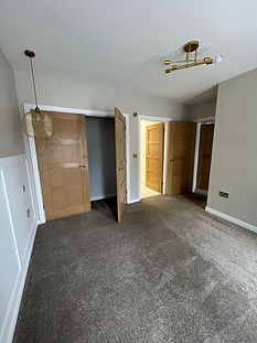 Oak doors, new carpet, room has just been painted, gold sockets