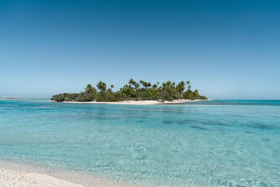 Motu en Apataki rodeado de laguna cristalina, Tuamotu - Crédito foto: © Moemoea Viajes.