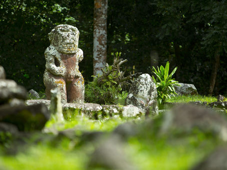Tikis en Hiva Oa, Marquesas: esculturas sagradas que protegen sitios ancestrales