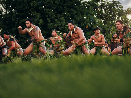 Marquesanos ejecutando un haka con fuerza y energía en plena celebración cultural