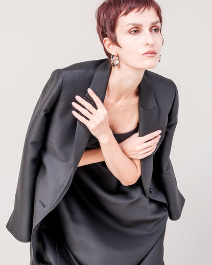 WO/SE twill jacket with a smooth, refined texture and a clean, structured silhouette. Minimal tailoring highlights the fluid drape and quiet elegance of the wool–silk blend. DOMELLE 25AW look.