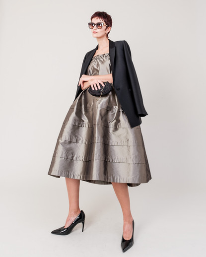 WO/SE twill jacket with a smooth wool–silk blend and a clean, minimal silhouette. Subtle sheen and precise tailoring highlight DOMELLE’s quiet, refined elegance. DOMELLE 25AW look.
