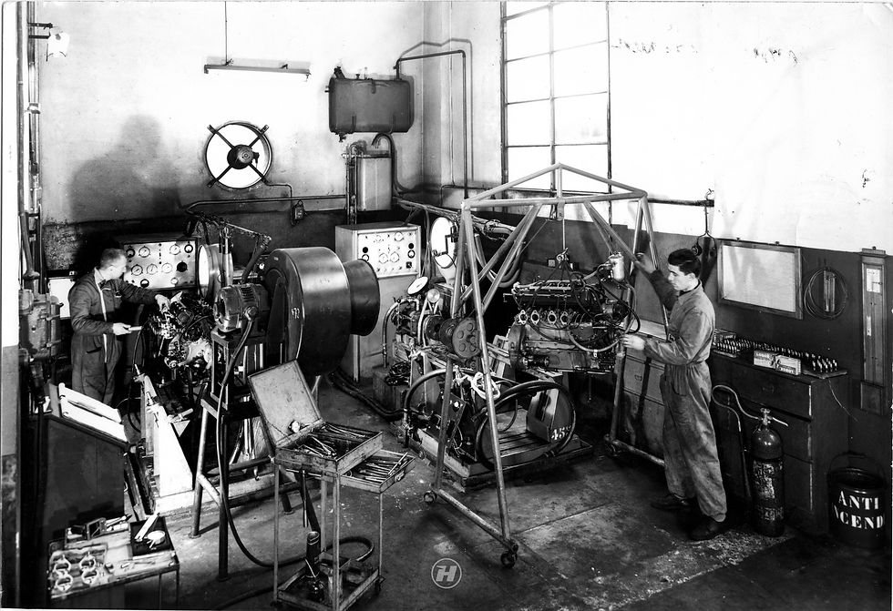 1955 – Experimental Department. Cozza working on the prototype of the first 150S engine.