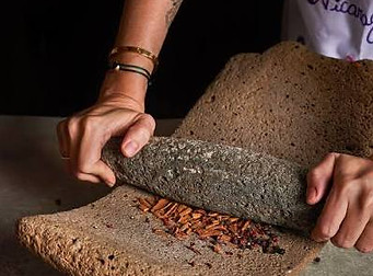 MATETE Y MANO CACAO.jpeg
