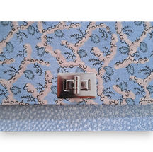 Le fermoir est posé et fermé sur une structure en cartonnage