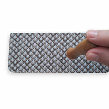 Percer le carton du corps du cartonnage pour fixer les pattes du fermoir