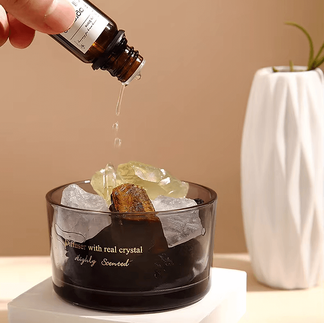 Dyfuzor zapachowy z naturalnymi olejkami eterycznymi, wspomagający głęboki sen i relaks.