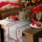 Bieżnik gobelinowy 45x140 srebrny na świątecznym stole z dekoracjami