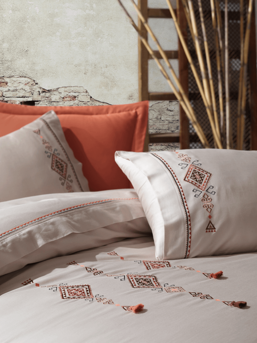 Miniatura: pomarańczowa poszewka na poduszkę, pościel boho z ornamentami. poszwa w beżowym kolorze i haftowane pomarańczowe ornamenty