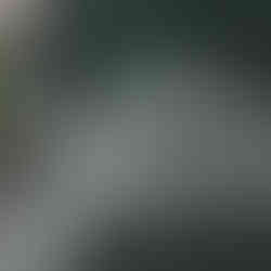 Aranżacja sypialni z wysokiej jakości pościelą z adamaszku, oaza spokoju i regeneracji.