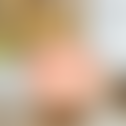 Elegancki dyfuzor olejków eterycznych na stoliku nocnym, wpływający na układ limbiczny i wyciszający lęki nocne