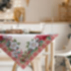 Obrus gobelinowy świąteczny 140x180 czerwony na stole w świątecznej kuchni