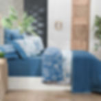 niebieska narzuta na łóżko jako koc, świąteczna pościel 200x220 w motyw płatki śniegu