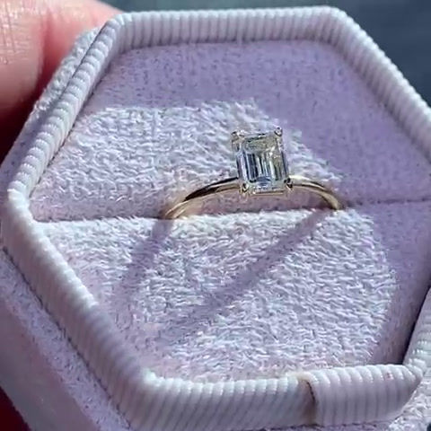תמונה ממוזערת: "Romy" 1 Carat Emerald Diamond Ring