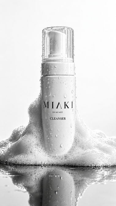MIAKI Cleanser im monochromen Schaumglanz.png