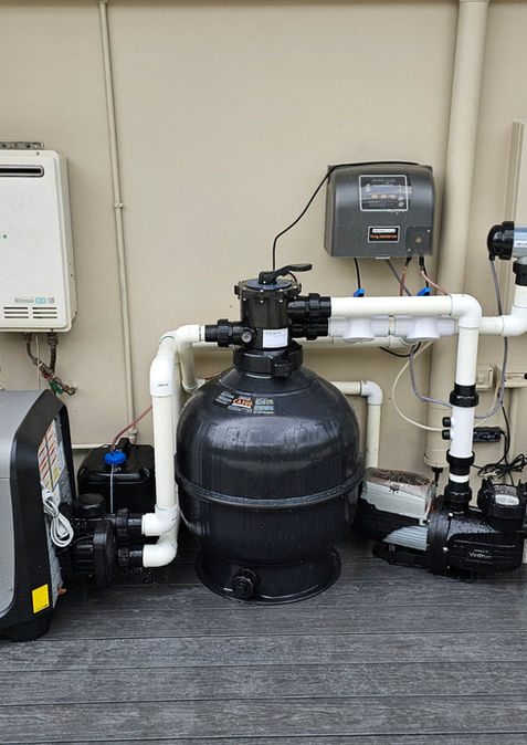 Swimming pool filtration system with pump and heater