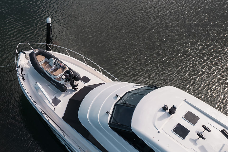 Italboats 340FR fitted to the bow of Maritimo M600. The Italboats 340FR tender RIB pairs perfectly with the M600 and is a lightweight RIB that can be fitted to the bow of the boat.
