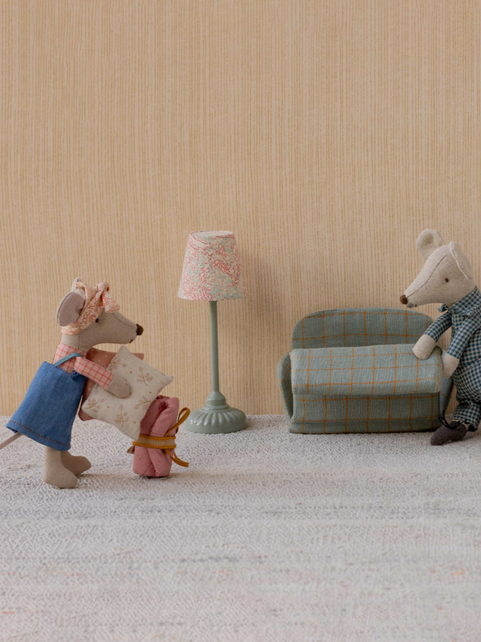 תמונה ממוזערת: מנורת רצפה נדלקת לעכברים