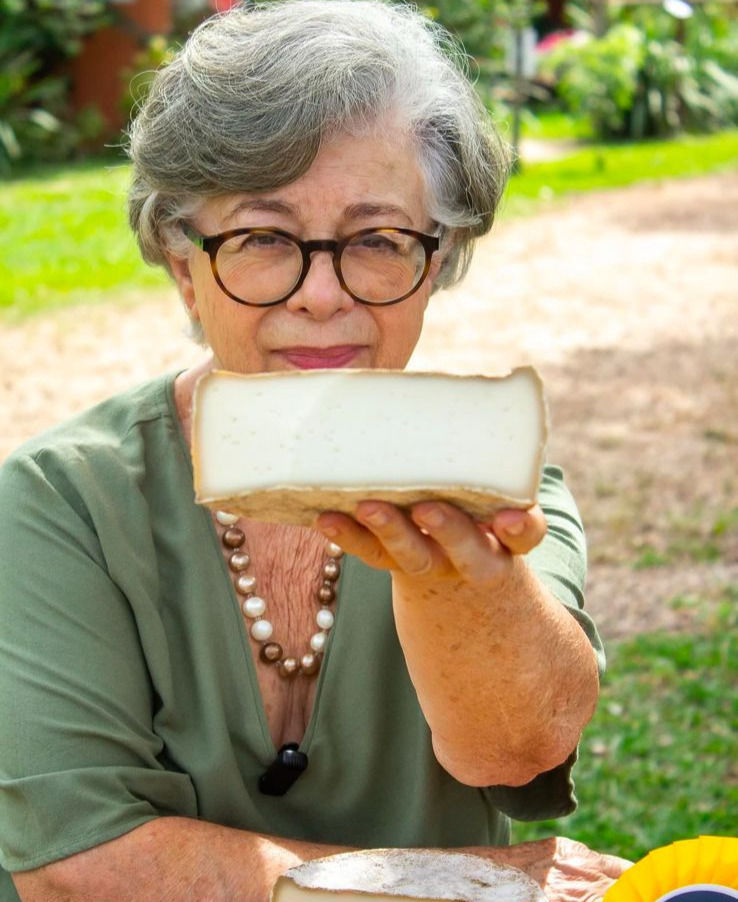 Produzido por Heloisa Collins, queijeira e proprietária do Capril do Bosque, em Joanópolis