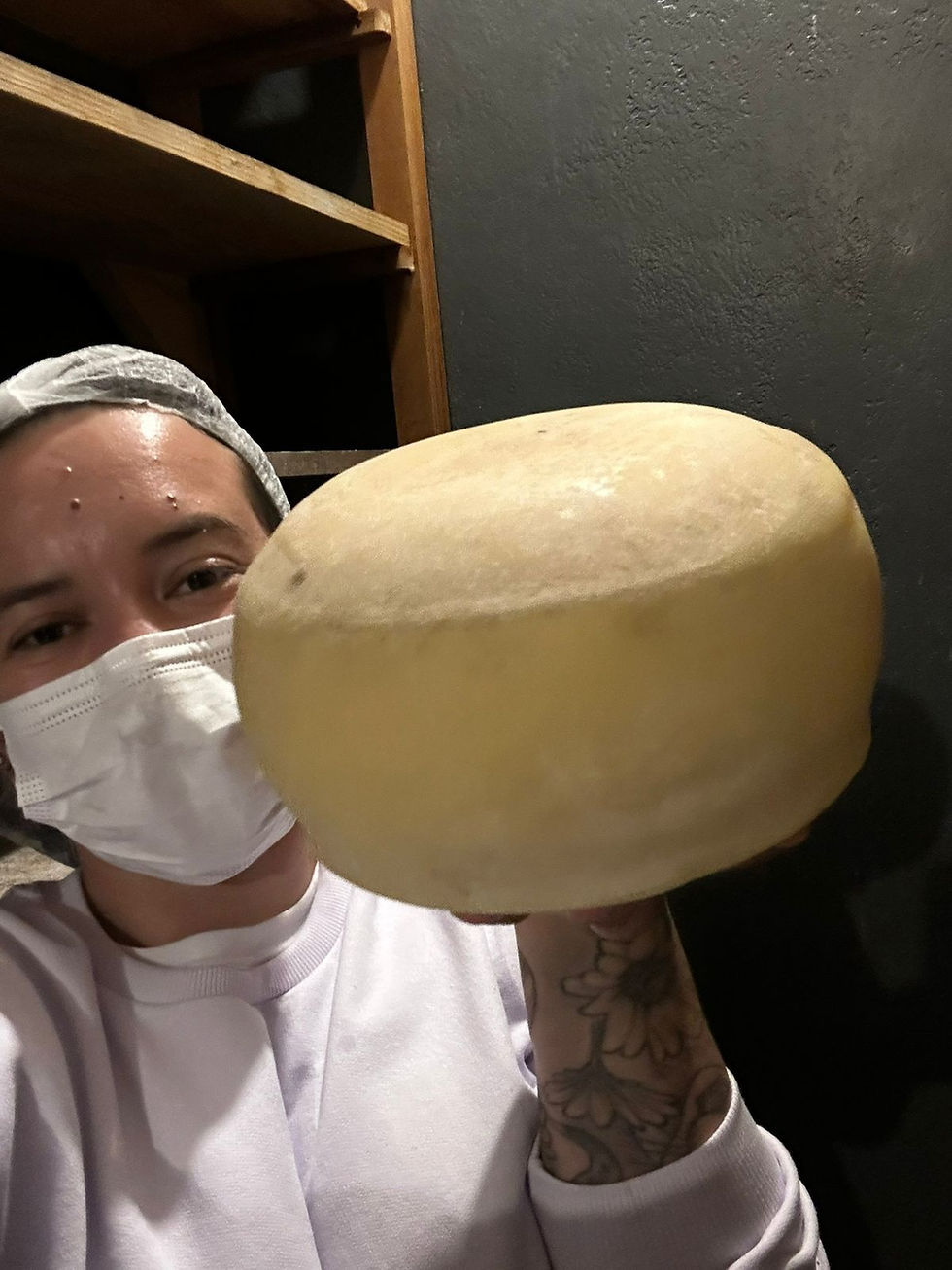 Da fazenda ao mundo: Júlia apresenta um dos queijos autorais da Quinta das Magnólias, fruto de técnica e muito amor pelo que faz