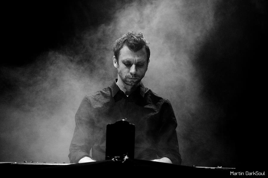 Et lam i ulveklær - den usannsynlige reisen fra skolekorpset til verdens metal-scener som keyboardist for Satyricon.