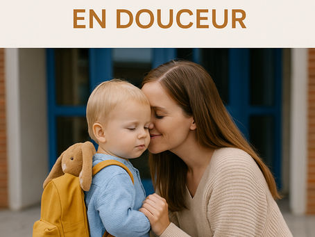 Maman rassurant son enfant à la rentrée de l’école, avec son doudou Eleamoi personnalisé