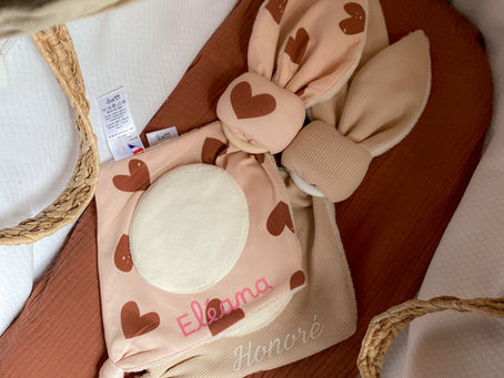 Pourquoi prévoir un deuxième doudou pour bébé ? Pour éviter les drames en cas de perte, laver sans stress, ou apaiser les séparations grâce à l’odeur de maman. Découvrez tous les bienfaits d’un doudou de secours… et profitez en ce moment d’un porte-clés offert pour toute commande de 2 doudous ELEAMOI !