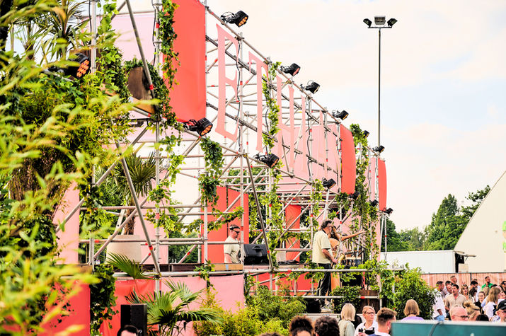 Voka-Ethias-Kunstbeplanting-podiumdecoratie-Hasselt