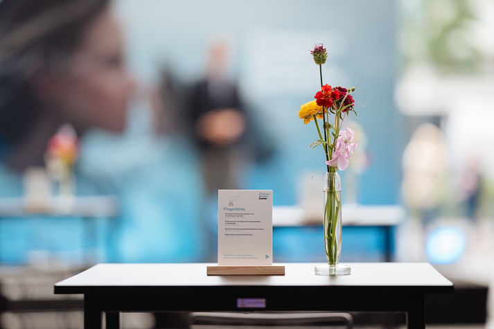 Barrik-D'Ieteren Mobility Center-mobilis-bar-bloemen-anderlecht-eventdecoratie-serax komorebi