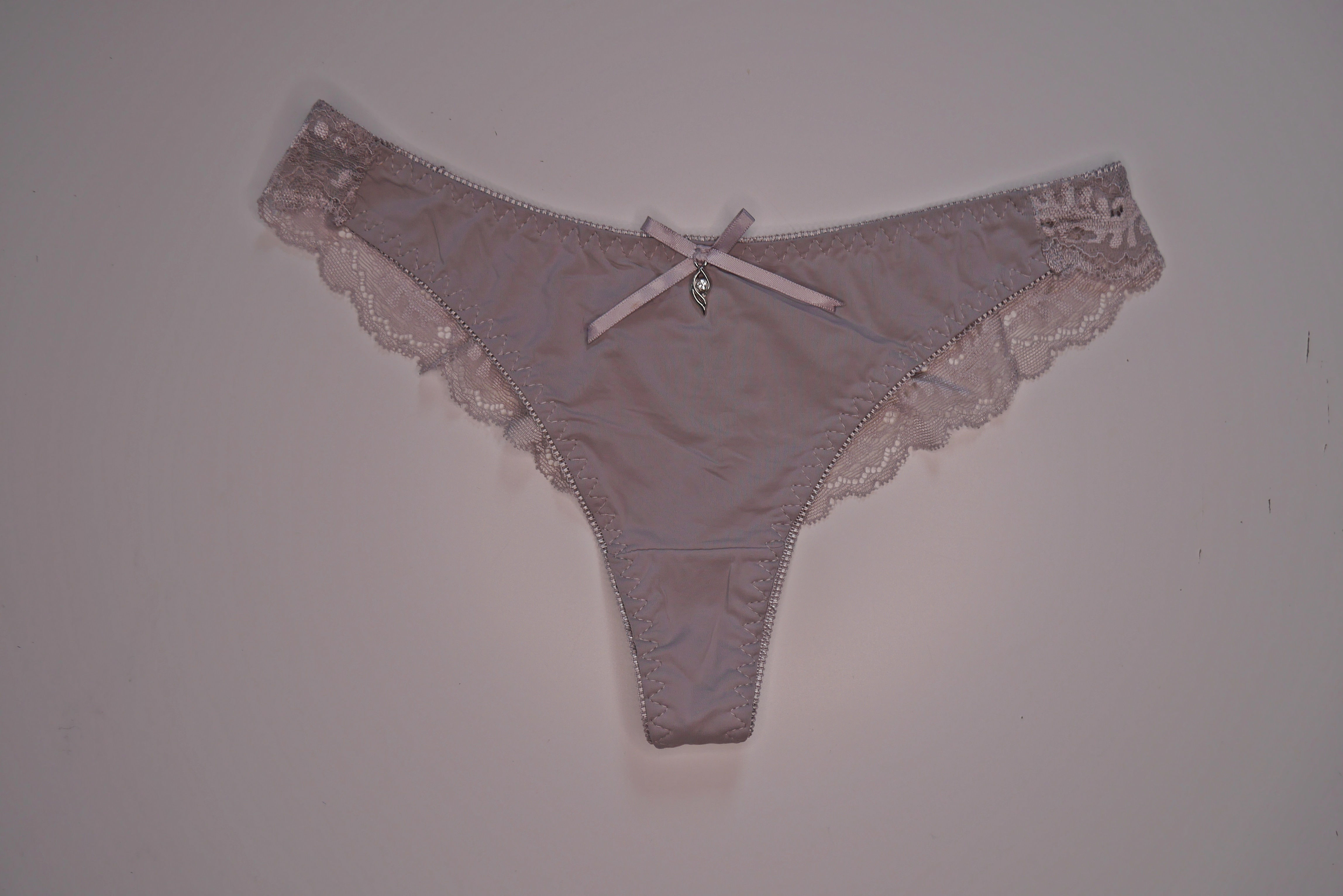 Szare, noszone stringi