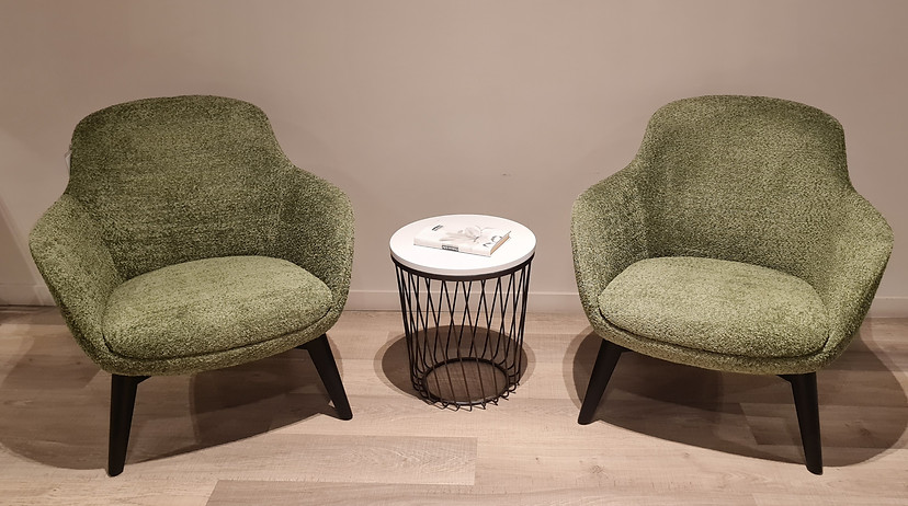 Cadeirão Prin em ambiente moderno, combinando design minimalista e conforto para um toque de elegância na decoração.