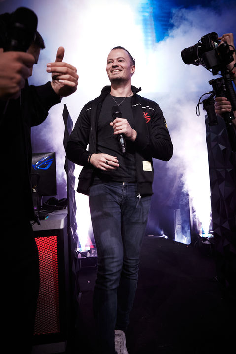 Asus ROG PGW22 364.jpg