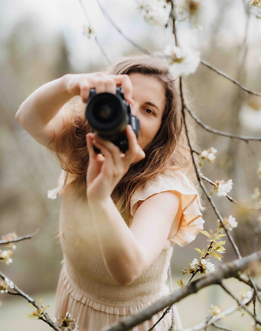 Constanze Gundlack richtet ihre Kamera direkt auf dich, Fotografin für Frauen in Freiberg