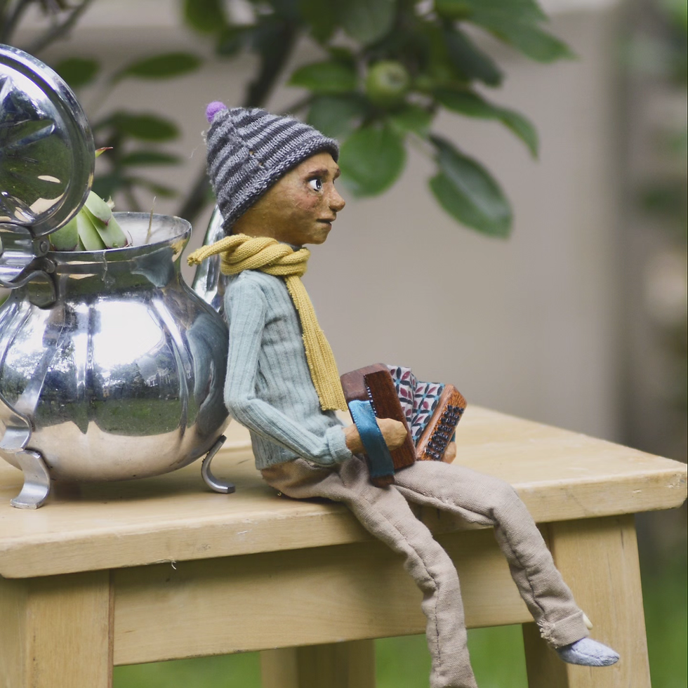 Miniature : Milo - petit accordéoniste en papier mâché.